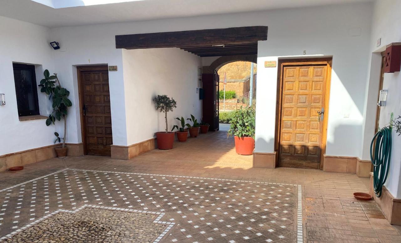 Apartamentos Turisticos - Hostal Los Alisos Aliseda Exterior foto