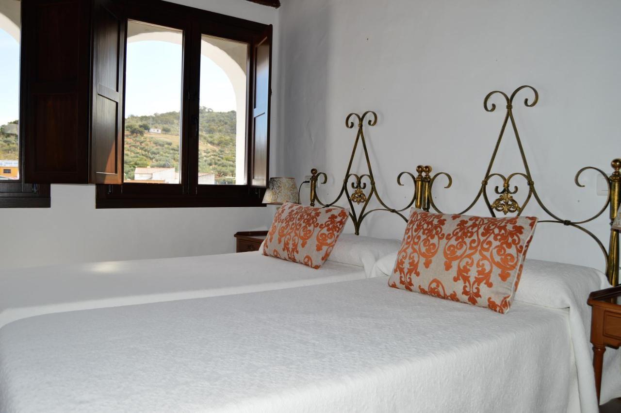 Apartamentos Turisticos - Hostal Los Alisos Aliseda Exterior foto