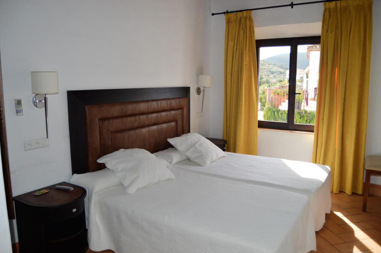 Apartamentos Turisticos - Hostal Los Alisos Aliseda Exterior foto