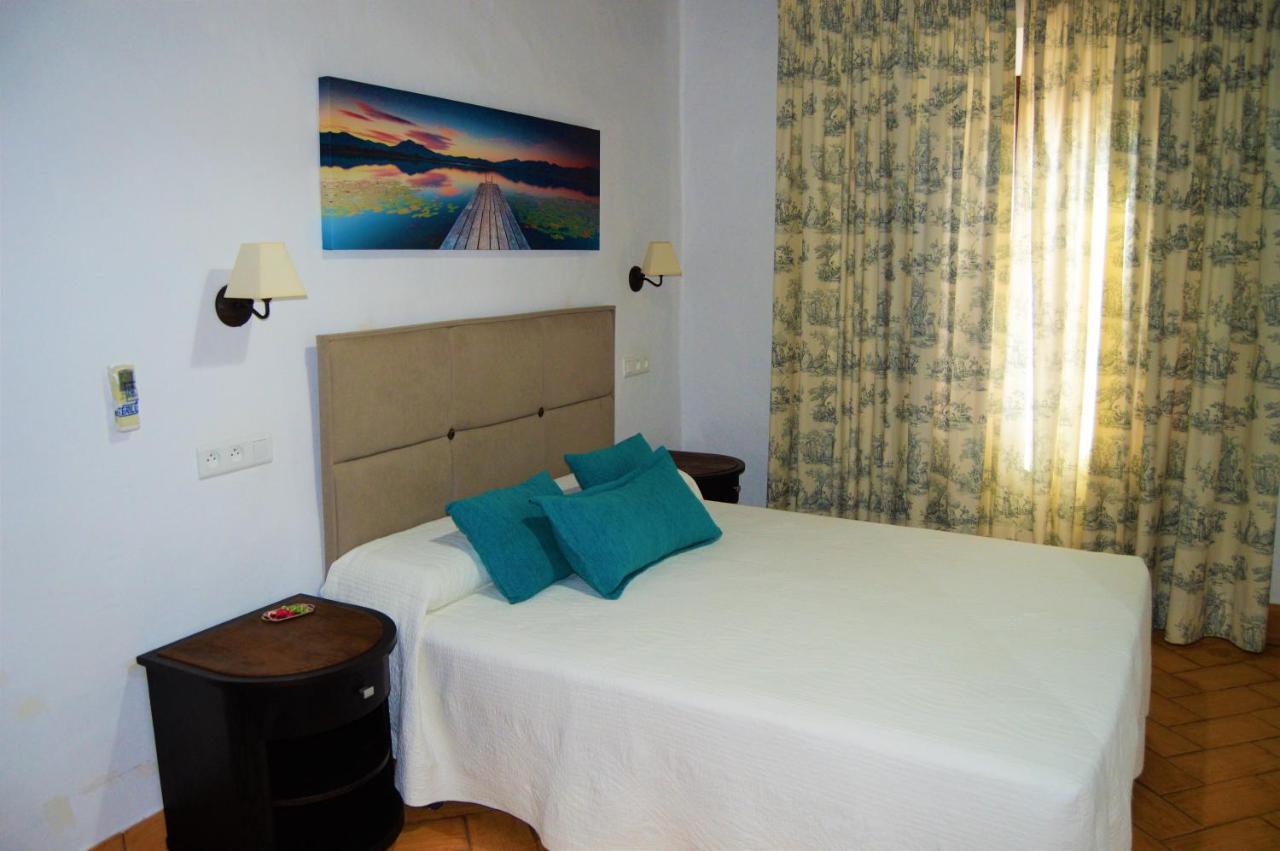 Apartamentos Turisticos - Hostal Los Alisos Aliseda Exterior foto