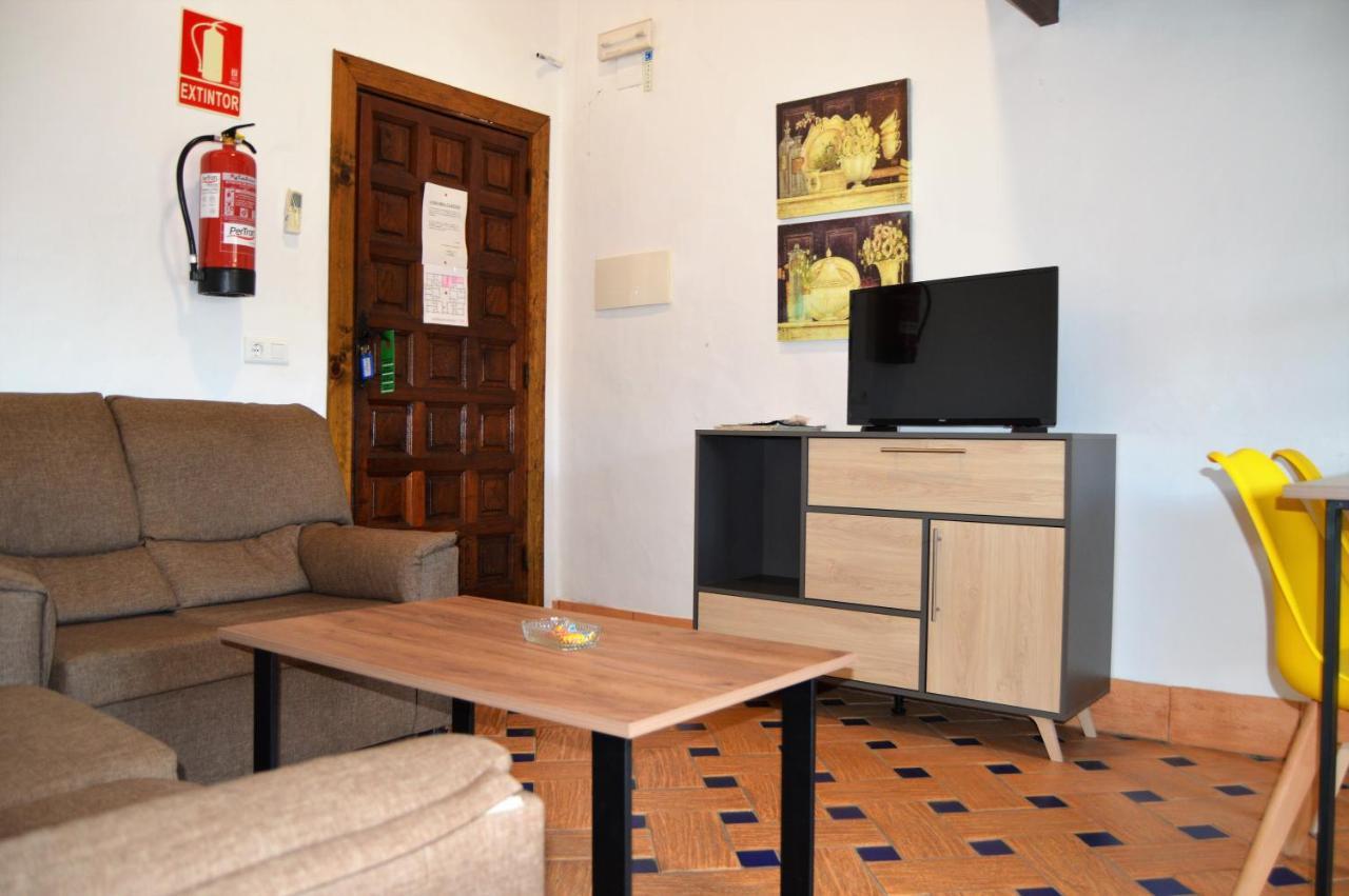 Apartamentos Turisticos - Hostal Los Alisos Aliseda Exterior foto